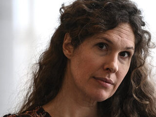 Componist Merlijn Twaalfhoven en operaregisseur Lotte de Beer nieuwe leden Akademie van Kunsten