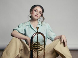 Blootsvoetse trompettist Lucienne Renaudin Vary (27) wint Bernstein Award 2026