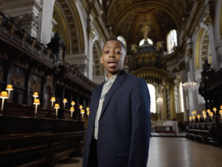 14-jarig Brits zangtalent Malakai Bayoh brengt album uit bij Universal