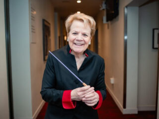 Dirigent Marin Alsop zet social media-campagne voort voor vrouwelijke dirigenten