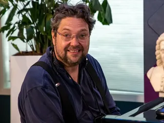 Pianist Mike Boddé speelt dirigent David Rudolsheim in Gooische Vrouwen