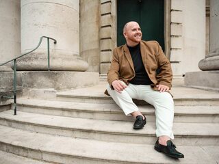 Tenor Nicky Spence breekt beide benen en moet Berlijns debuut laten gaan