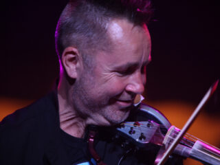 Topviolist Nigel Kennedy laat door hem gehate altviool veilen