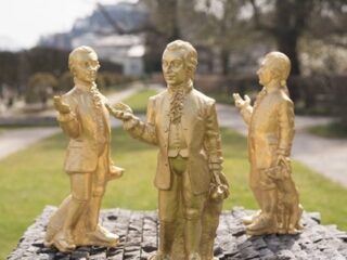 Invasie van 400 goudkleurige Mozartbeelden in de Mirabelltuin in Salzburg deze zomer