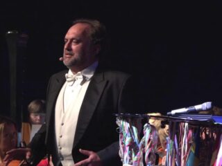 Tenor Paul Charles Clarke (1965-2025) onverwacht overleden aan hartaanval