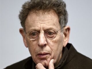 Philip Glass protesteert tegen 'daad van piraterij'
