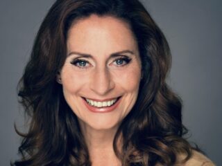 Vanuit de coulissen: Pia Douwes