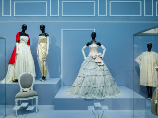 Een nieuwe kijk op mode: DIOR in Kunstmuseum Den Haag
