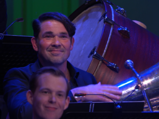 Ab speelt in het Maestro-orkest