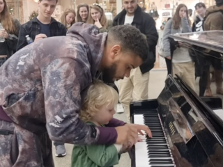 Kleuter krijgt pianoles op stationspiano in Londen