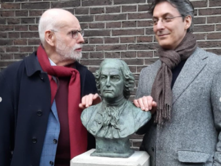 Nieuw borstbeeld van Italiaanse componist Locatelli op het Amsterdamse Begijnhof
