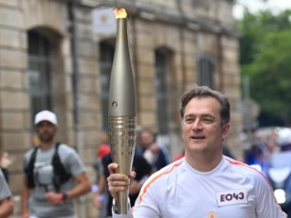 Geen viool, maar een Olympische vlam in de hand van violist Renaud Capuçon