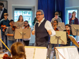 Marco de Souza bundelt Amsterdamse muziekscholen en landelijk Leerorkest