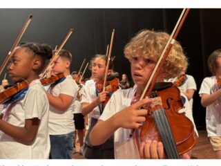 Kinderen schitteren in de concertzaal na muzieklessen in de klas