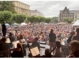 1.353 musici vormen grootste strijkorkest ter wereld