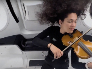 Vioolspelende astronaut geeft benefietconcert vanuit ruimte