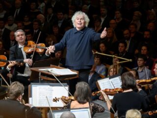 Dirigent Simon Rattle aan de slag bij Tsjechisch Filharmonisch Orkest