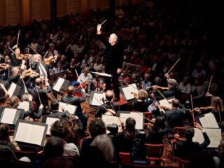 Medewerkster Bachfest Leipzig doet aangifte tegen dirigent John Eliot Gardiner