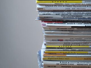 Maak maar weer ruimte in de kast: cd's en vinyl keren terug