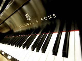 Nieuwe Steinway in Concertgebouw: 'Hij ruikt nog helemaal nieuw, een cocktail van de heerlijkste geuren'