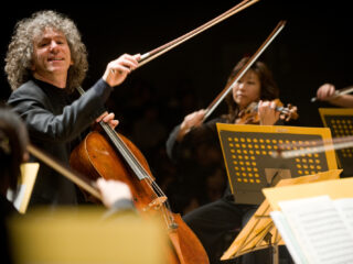 Britse meestercellist Steven Isserlis en Amsterdam Sinfonietta te gast in Podium Klassiek op 15 oktober