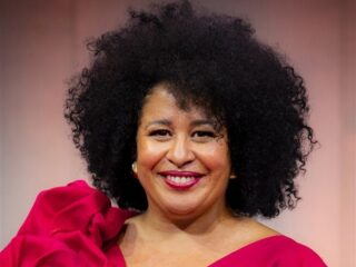 Zangeres Tania Kross ontvangt een lintje