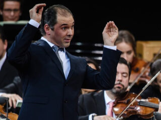 Dirigent Tugan Sokhiev en orkest Toulouse sluiten vrede