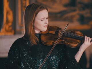 Klassiek op locatie: Valentine Blangé danst op blote voeten in Slot Zuylen