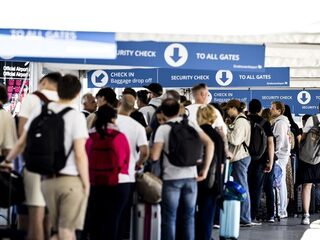 Live muziek voor wachtende reizigers op vliegveld Eindhoven