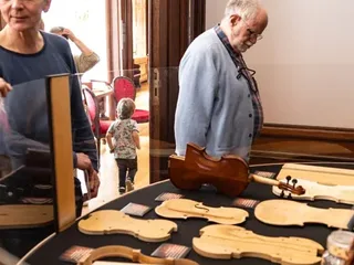 Hoe bouw je een viool? Hoor het verschil tussen traditioneel en nieuw op expositie in Weesp
