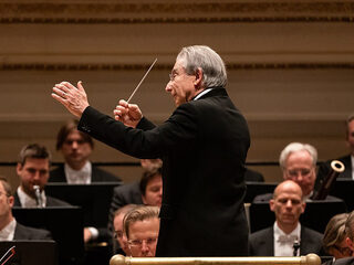 Dirigent Michael Tilson Thomas neemt gas terug vanwege ziekte