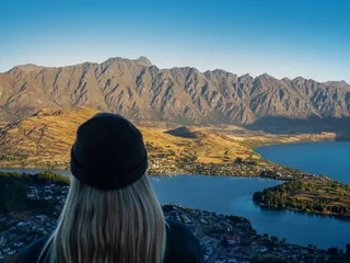 Deze muziek van Plan 9 hoor je in de mysteryserie 'A Remarkable Place to Die'