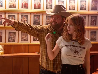 Deze muziek van David Fleming hoor je in de komische misdaadthriller 'Americana'