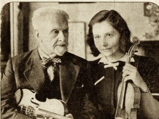 Wiener Philharmoniker herdenkt holocaustslachtoffers voor het huis van oud-concertmeester