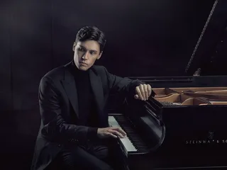 Jaeden Izik-Dzurko (25) wint hoofdprijs van 50.000 euro in Leeds pianoconcours