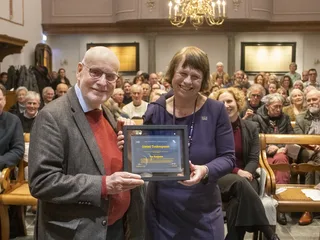 Ton Koopman ontvangt certificaat van planetoïde 'Tonkoopman'