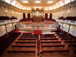 Protest bij het Concertgebouw vanwege annuleren Chanoeka-concert
