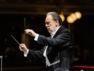 Dirigent Riccardo Chailly blijft nog even bij de Scala