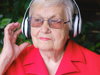 Waarom mensen met Alzheimer baat hebben bij muziek