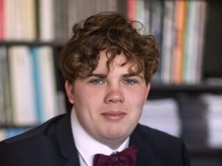 Zeventienjarige tenor Door van Bergen wint Frans operaconcours