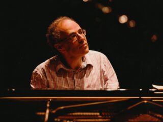 Koning reikt eremedaille uit aan Ed Spanjaard