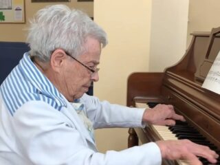 92-jarige vrouw met dementie speelt Beethovens Mondscheinsonate