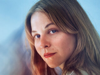 Van straatarme muzikant tot succesvol filmcomponist: Ella van der Woude