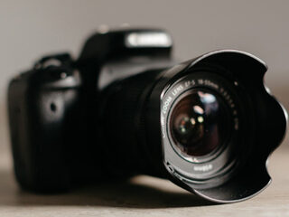 Fotograaf toont binnenkant muziekinstrumenten