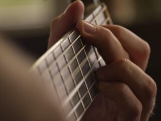 Minder uniek dan je misschien denkt: gitaarspelen tijdens een hersenoperatie