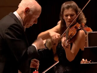Kijktip: Janine Jansen, Bernard Haitink en het Chamber Orchestra of Europe met het Vioolconcert van Brahms
