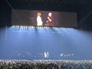 Hans Zimmer vraagt zijn vriendin ten huwelijk op het podium