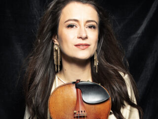 Liya Petrova speelt Nielsen