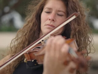 Lonneke van Straalen staat met 'Because This Must Be' in de Kalm Top 50