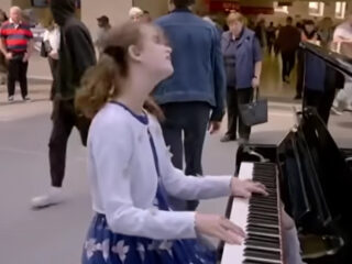 13-jarige Lucy verbluft Lang Lang in stationspianowedstrijd